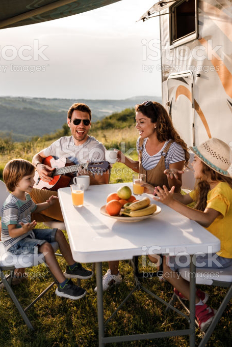 F&uuml;r einen angenehmen Abend mit Gitarre in guter Gesellschaft
