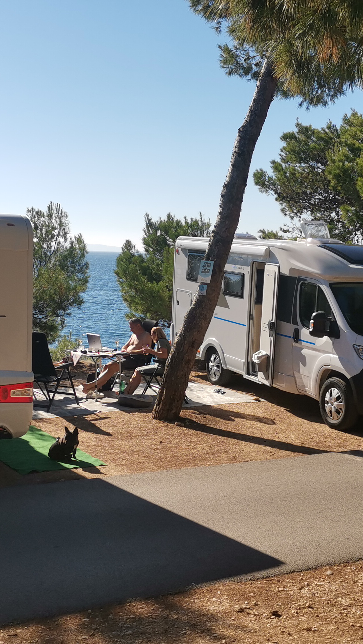 Das Wohnmobil in der ersten Reihe am Meer